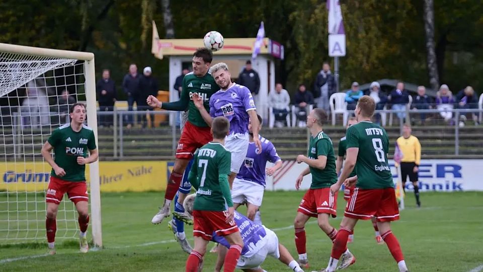 Macius Dahm (Hohenwestedt) gegen Jan Lippegaus (VfR Neumünster) im Kopfballduell.