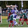 Macius Dahm (Hohenwestedt) gegen Jan Lippegaus (VfR Neumünster) im Kopfballduell.