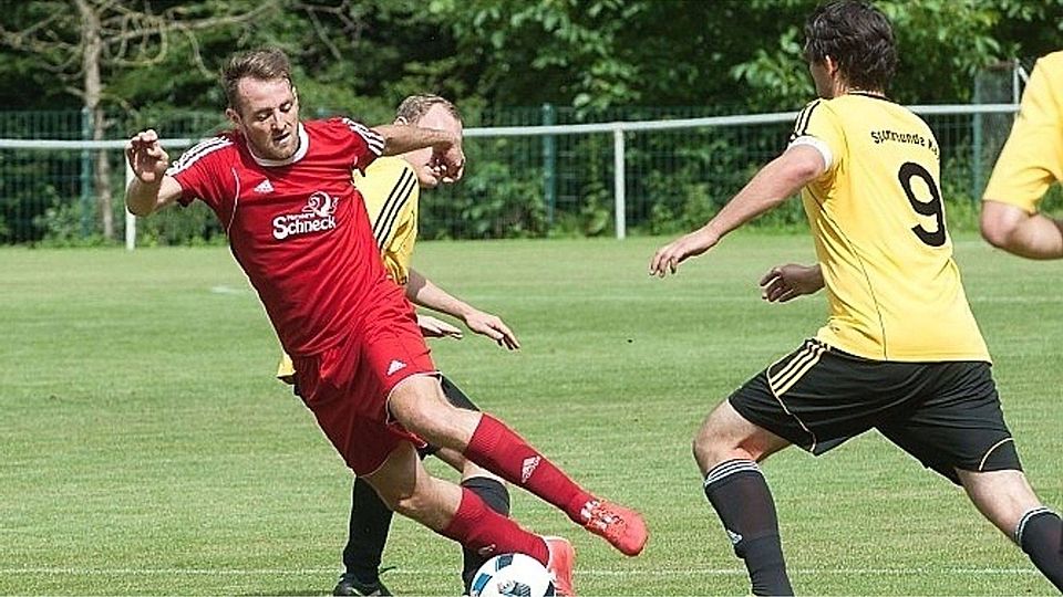 Spielertrainer Andreas Poser (links) schwebt mit dem SV Nufringen auf der Erfolgswelle Foto (Archiv): Holom