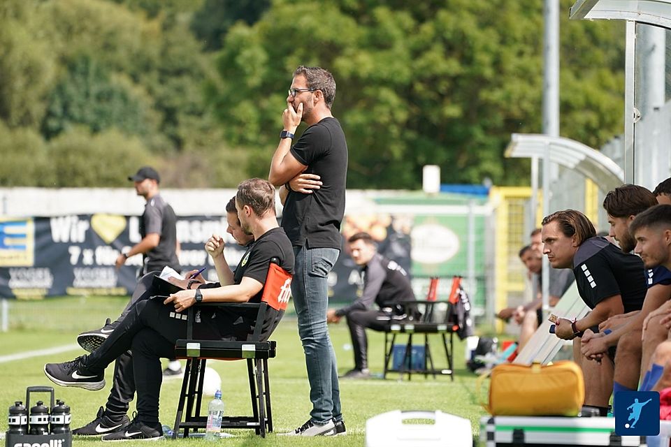 Boris Schommers (Mitte) ist der Erfolgstrainer des 1. FC Düren. 