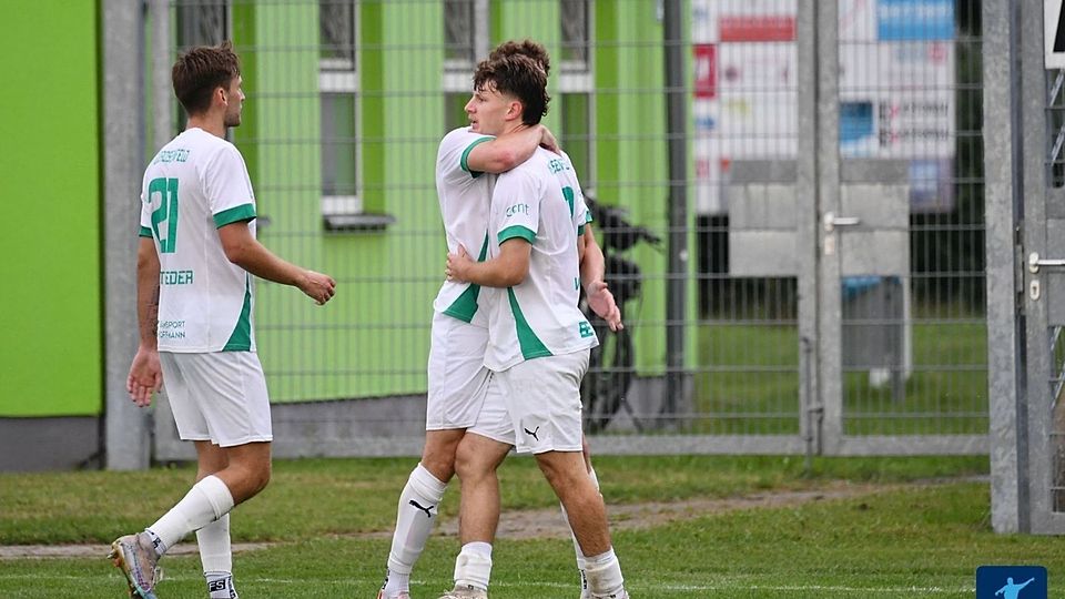 Neudrossenfeld feiert ihren Torschützen Lennart Wöhner. Sein Treffer zum 1:0 war die Entscheidung im Spiel gegen Weiden