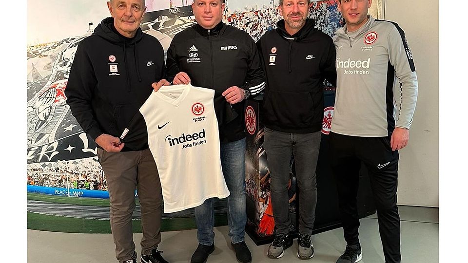 Von links: Charly Körbel (Eintracht-Legende & Leiter der Eintracht Frankfurt Fußballschule), Michael Trippel (Sportlicher Leiter Fußball des HBRS), Uwe Bindewald (Trainer Eintracht Frankfurt Fußballschule & HBRS Botschafter) und Manuel Hiemenz (Referent Eintracht Frankfurt Fußballschule)
