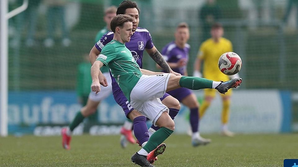 Leo Langhans (am Ball) hat seinen Vertrag in Schweinfurt verlängert.