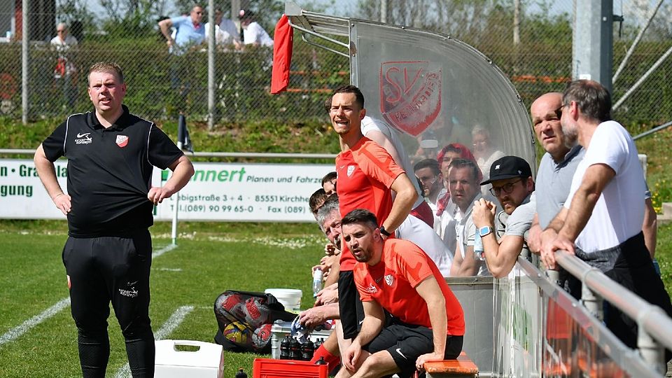 Daheim nicht patzen: Coach Roman Langer und seine Co-Trainer Niklas Eberhardt (stehend) und Memis Ünver (sitzend).