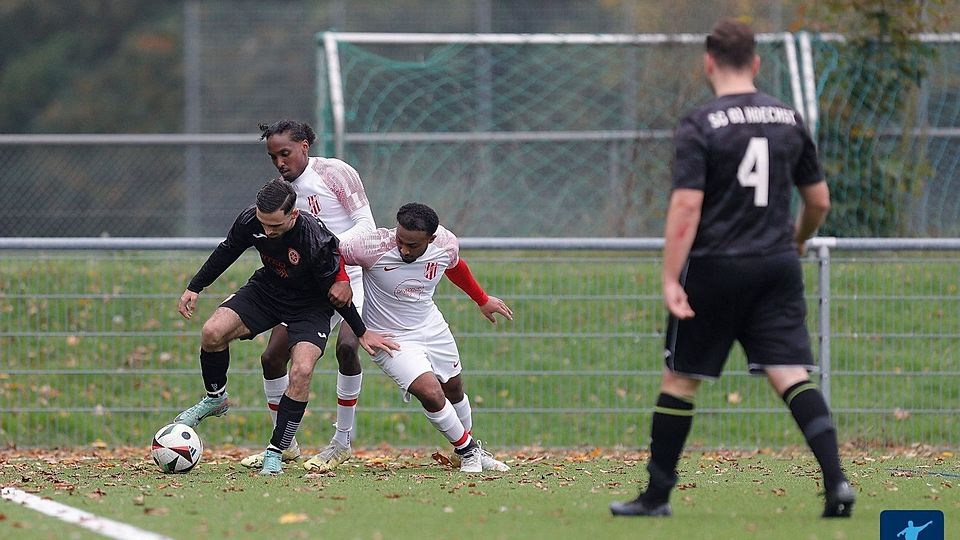 Der SG Hoechst II (schwarze Trikots) geht beim Spiel gegen VfB Unterliederbach II als Sieger hervor.