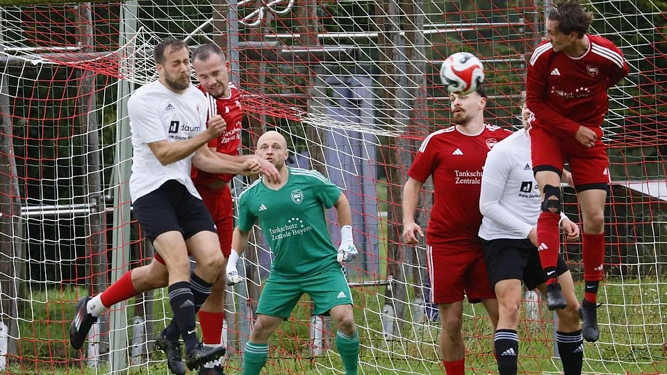 Jetzt ist Durchsetzungsvermögen gefragt: Die Unterbrucker Fußballer (weiße Trikots) gehen kadertechnisch arg dezimiert ins Ampertal-Derby gegen Allershausen.