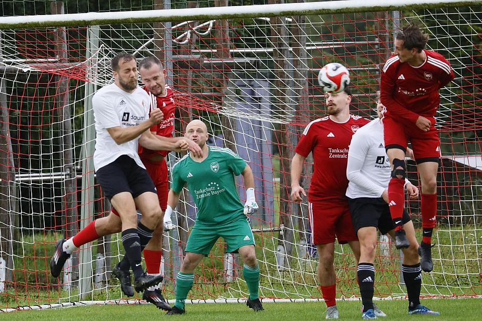 Jetzt ist Durchsetzungsvermögen gefragt: Die Unterbrucker Fußballer (weiße Trikots) gehen kadertechnisch arg dezimiert ins Ampertal-Derby gegen Allershausen.