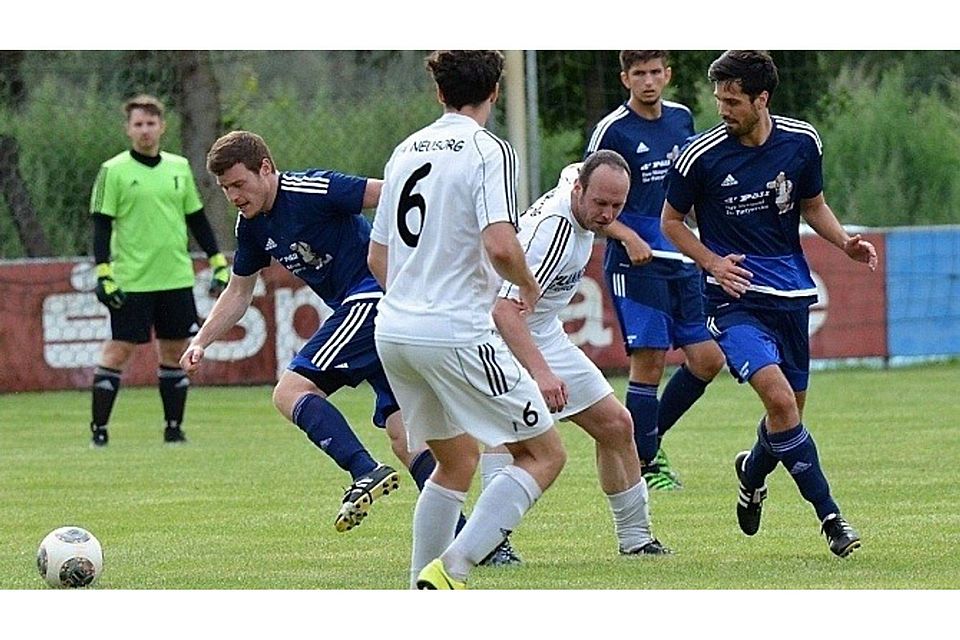 Durchatmen beim SV Neusorg (in weiß). Mit einem 1:0-Heimsieg gegen den SC Kirchenthumbach hat die Seebach-Elf den Anschluß an die gesicherten Plätze hergestellt. F: Nachtigall