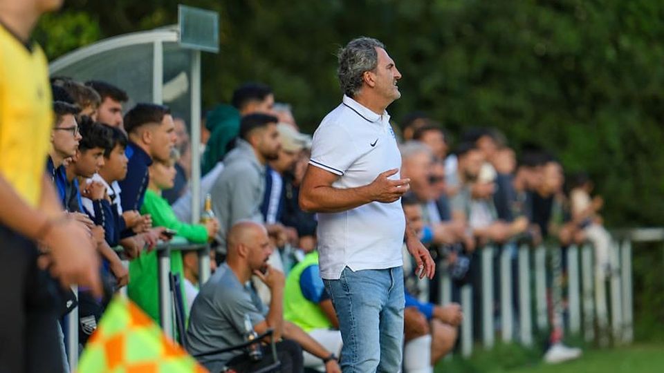Grund zum Hadern: Trainer Naser Selmanaj steckte mit dem SV Münster eine 1:8-Niederlage in der Fußball-Gruppenliga beim VfB Ginsheim ein.	Foto: Guido Schiek