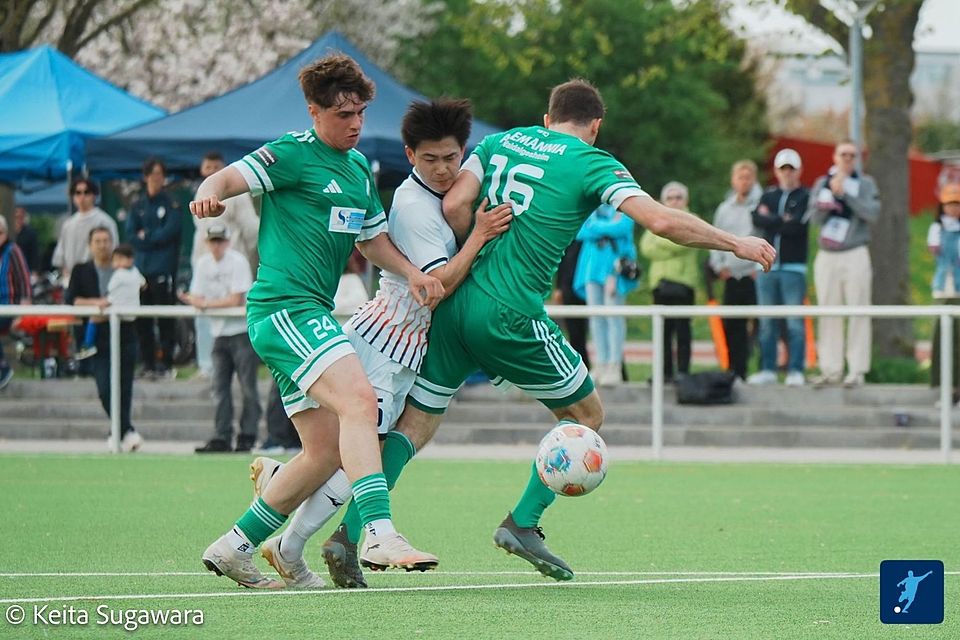 Der FC Basara Mainz (weißes Trikot) konnte sich mit 4:2 beim FC Bienwald Kandel durchsetzen und liegt nun nur noch einen Punkt hinter dem Tabellenzweiten TB Jahn Zeiskam. 