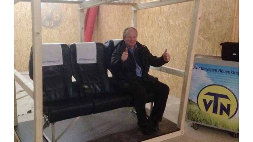 Klaus Niermann (TV Neunkirchen) sitzt bei Heimspielen auf komfortablen Flugzeugsitzen. Foto: Timo Radke