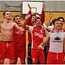 Spielmacher Lucas Kruel (in weiß) und seine Teamkameraden feierten nach Schlusspfiff noch eine Weile mit den zahlreichen rot-weißen Fans. F: Würthele