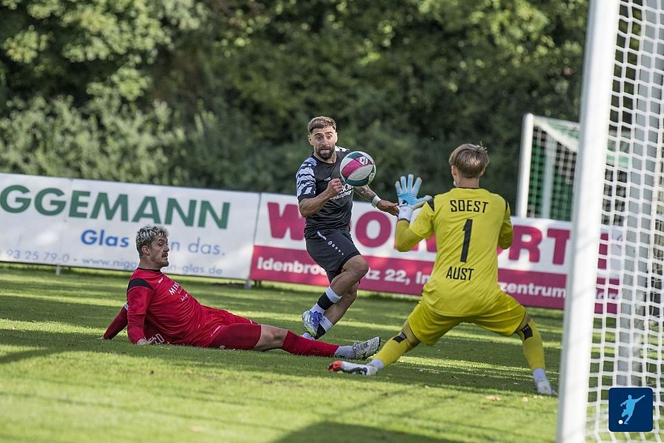 Soests Keeper Aust laboriert an einer Schambeinentzündung.