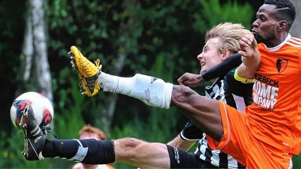 Kung Fu im Duett: Kisdorfs Abou Malick Korodowou (re.) und Pansdorfs Holger Meß springen in Richtung Ball. Foto:Jürgensen