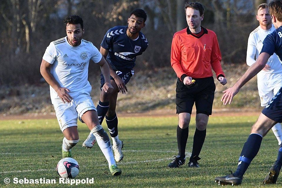 Rifat Gelici treibt den Ball voran. Er möchte mit Tennis Borussia in die Regionalliga. Rifat Gelici treibt den Ball voran. Er möchte mit Tennis Borussia in die Regionalliga.