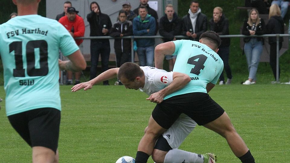 Typische Szene im Hinspiel: Der Weichser Alen Muminovic (weißes Trikot) und Harthofs Marvin Nawrath im Zweikampf um den Ball.