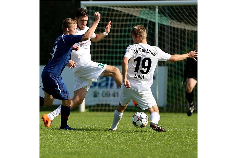 Der SV Fortuna (in Weiß) war zwar spielbestimmend gegen Deggendorf, unterlag aber dennoch.  Foto: Brüssel