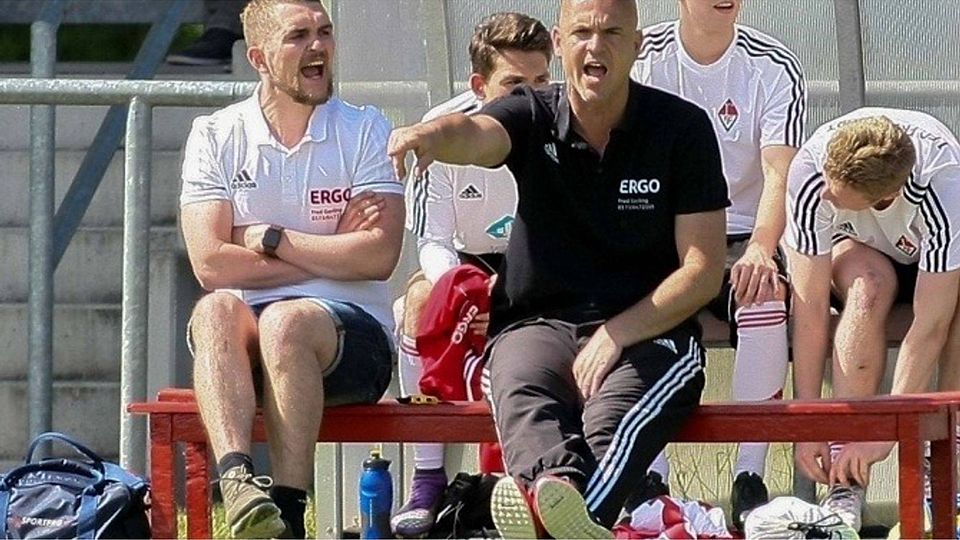 Nicht mehr Trainer beim 1. FC Frankfurt: Peter Flaig (schwarzes Polo-Shirt) Foto: Kay Harzmann
