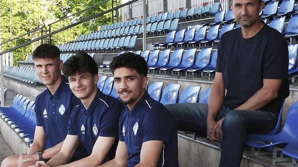 Aschaffenburgs Sportlicher Leiter Tuncay Nadaroglu (oben) mit den drei Talenten aus dem eigenen Nachwuchs.