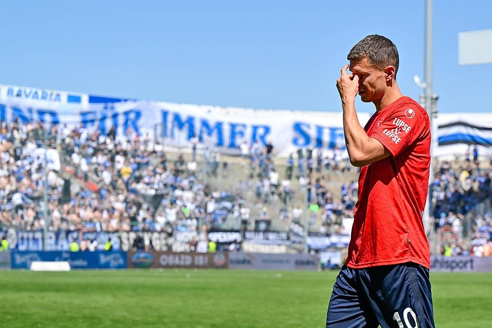 Sichtlich ergriffen: Sebastian Maier standen bei seiner Auswechslung die Tränen in den Augen.