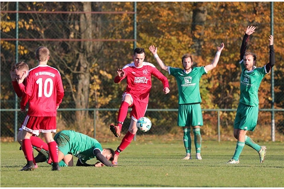 Wenig Mühe hatte der FC Chamerau, der fast 70 Minuten in Überzahl spielte, beim 4:1-Sieg gegen den SV Grafenwiesen.   Foto: Simon Tschannerl