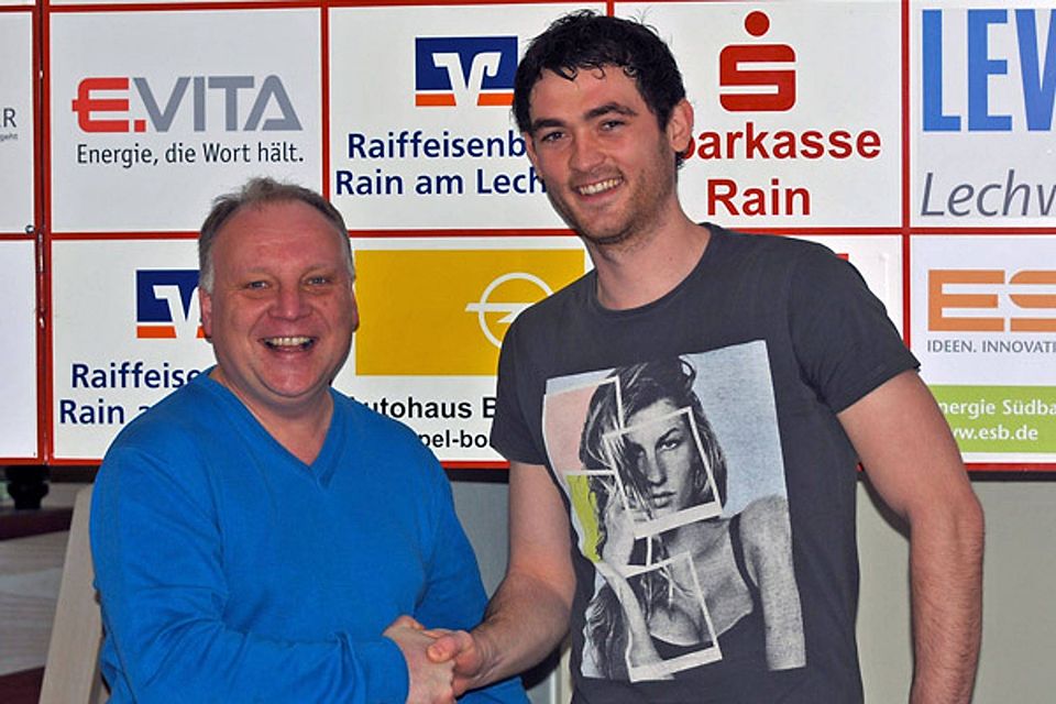 Der sportliche Leiter des TSV Rain, Günther Reichherzer (links), freut sich, dass der Verein Daniel Schneider als Trainer für das Bezirksliga-Team verpflichten konnte.  Foto: TSV Rain