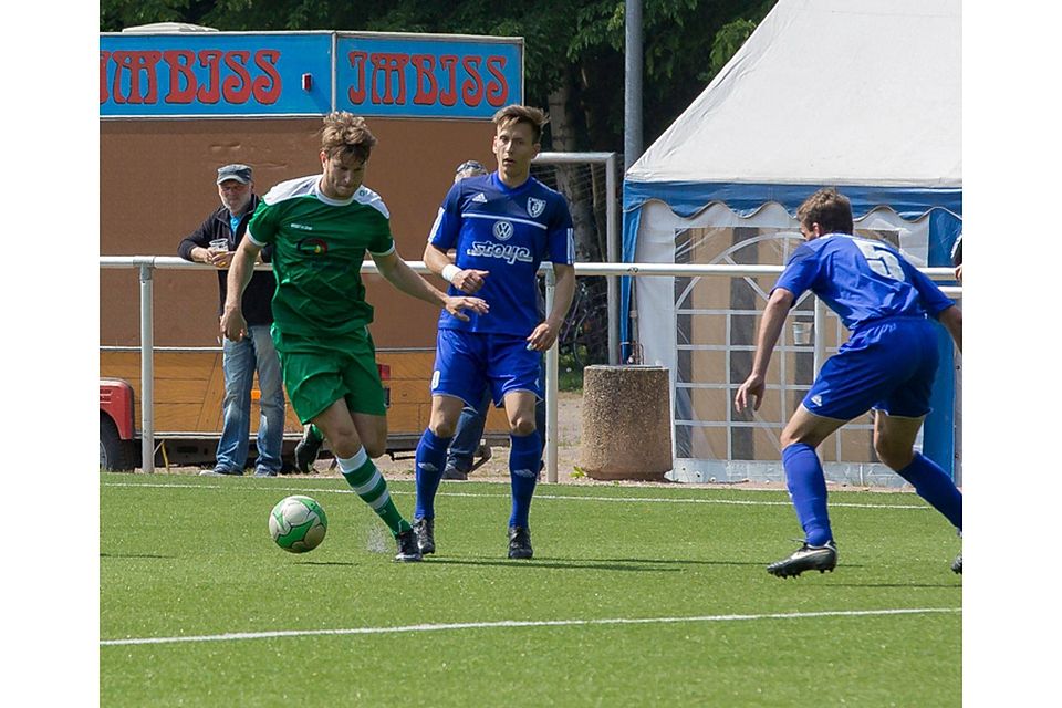 Dölau (blau) steht kurz vor dem Klassenerhalt - Merseburg 99 (grün) spielt noch um die Meisterschaft.  F: Edel