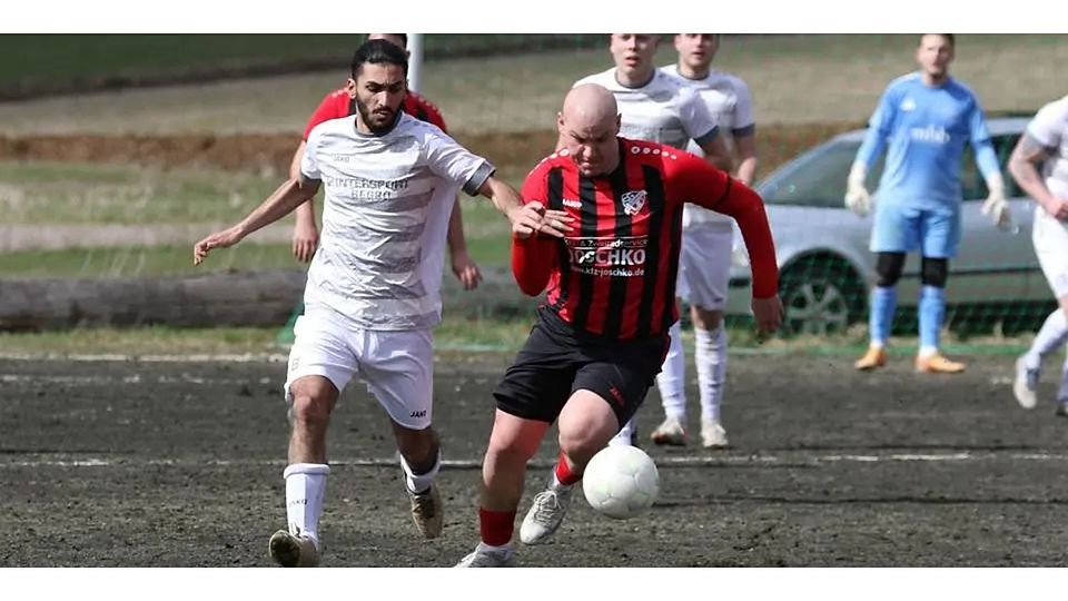Maximiliano Crispino (rechts, Silberg/Eisenhausen II) legt den Turbo ein. Ali Kitaz von der SG Obere Lahn legt Hand an und versucht zu stören. © Jens Schmidt
