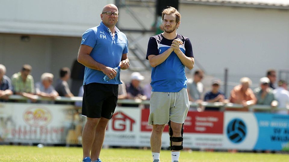 SVM-Trainer Frank Meeth und sein neuer Assistent Markus Schottes (r.), der nach seinem dritten Kreuzbandriss seine Fußballerkarriere vermutlich beenden wird.