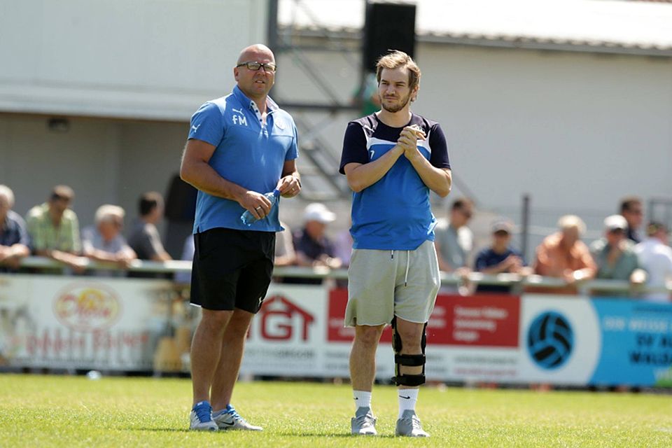 SVM-Trainer Frank Meeth und sein neuer Assistent Markus Schottes (r.), der nach seinem dritten Kreuzbandriss seine Fußballerkarriere vermutlich beenden wird.