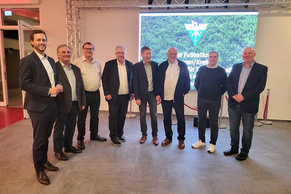 von links: Tim Pelzer, Hubert Hinrichs, Werner Gatz, Peter Frymuth, Jürgen Hendricks, Reiner Hohn, Raul Oreja, Andreas Kotira. 