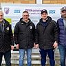 Abteilungsleiter Anton Brunnbauer (v.l.) sowie die sportlichen Leiter Stefan Zizlsperger und Matthias Bösl freuen sich auf die Zusage ihres jungen Kreisliga-Trainers Daniel Vöhringer (2.v.r.) für die neue Saison.