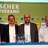 Die Pokal-Lose unter den Augen von (2.v.r.) Thomas Schwarz, dem 3. Abteilungsleiter des VfB, zogen gestern (v.l.) Josef Müller (Lotto Bayern), Josef Jancker (BFV-Verbandsspielleiter), und Jürgen Faltenbacher (BFV-Schatzmeister). arl