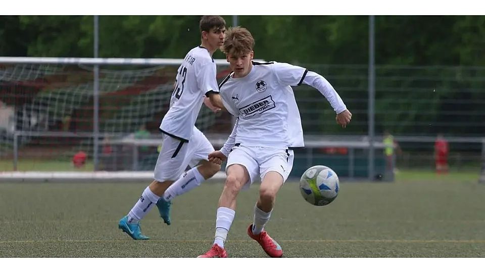 Luis Panz (vorn) und Can Yegit (im Hintergrund) sind mit den A-Junioren des JFV FC Aar erfolgreich gewesen. Luis Panz glänzte als zweifacher Torschütze © Sven Jessen