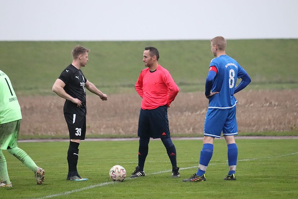 Die Kapitäne Niklas Junge (links) und Olaf Schütt (rechts) bei der Seitenwahl mit Schiedsrichter Nihat Sagir.
