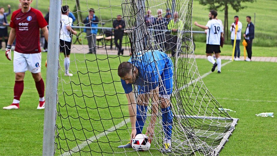Und erneut liegt der Ball im Echterdinger Tor. In diesem Fall holt der Abwehrchef Josip Pranjic die Kugel aus dem Netz. Foto: Andreas Gorr