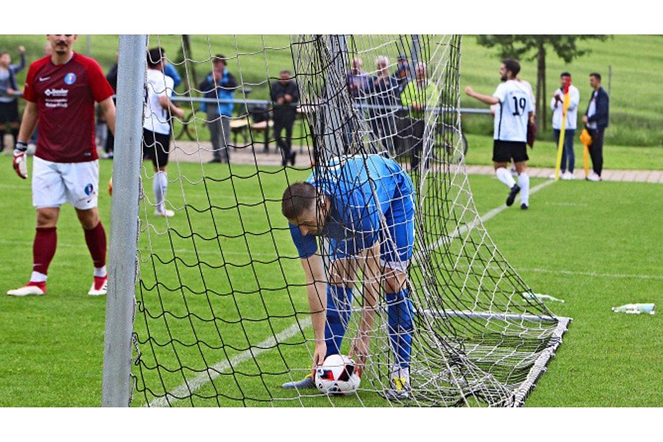 Und erneut liegt der Ball im Echterdinger Tor. In diesem Fall holt der Abwehrchef Josip Pranjic die Kugel aus dem Netz. Foto: Andreas Gorr