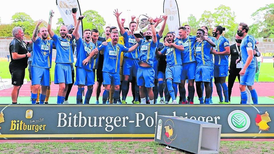 Da hat’s die Säule umgehauen: Der 1. FC Düren feiert den Mittelrhein-Pokalsieg und den Einzug in den DFB-Pokal