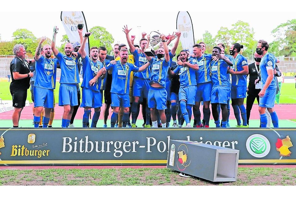 Da hat’s die Säule umgehauen: Der 1. FC Düren feiert den Mittelrhein-Pokalsieg und den Einzug in den DFB-Pokal
