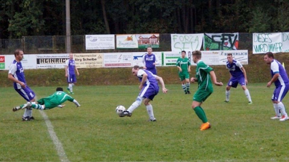 F: Andreas Förster Im Derby zwischen Lawalde und Schönbach ging es wie immer heftig zur Sache.