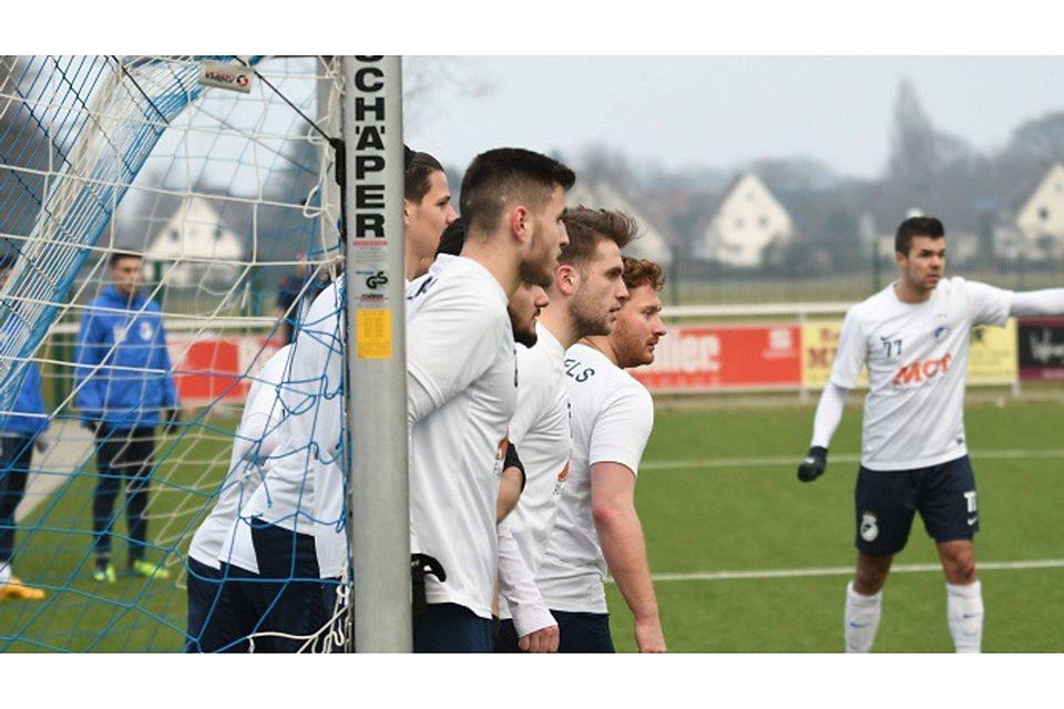 Mulmiges Gefühl: Die Spieler von der SV Eidinghausen-Werste erwarten in dieser Szene vom Spiel gegen Vlotho einen Freistoß aus sechs Metern.