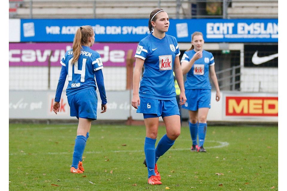 Besorgte die 1:0-Führung: Rieke Dieckmann (Mitte, links: Elisa Senß, rechts: Maike Berentzen). Archivfoto: Scholz