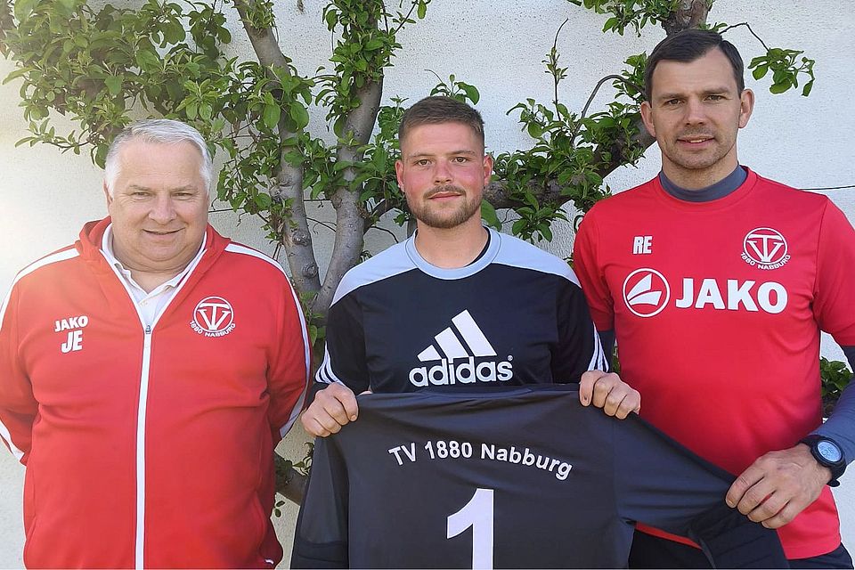 Sportlicher Leiter Jürgen Eichhammer (links) und Spielertrainer Ralph Egeter (rechts) heißen Jan Dirmeier beim TV Nabburg willkommen.