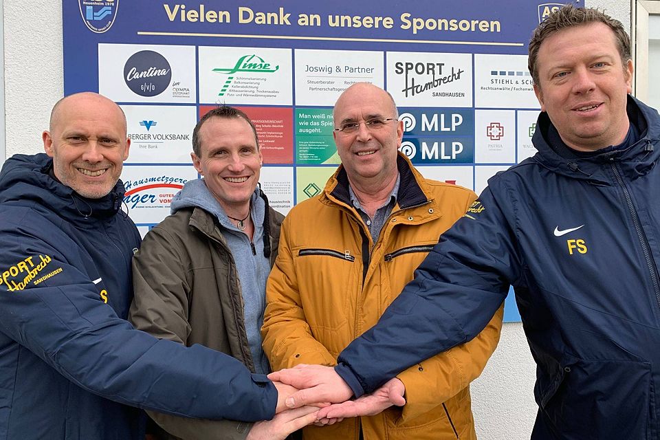 Auf dem Gruppenfoto von rechts: ASC II-Trainer Frank Schüssler, ASC-Vors. Dr. Werner Rupp, ASC III-Trainer Marc Saggau, Landesliga-Trainer Alexander Stiehl.