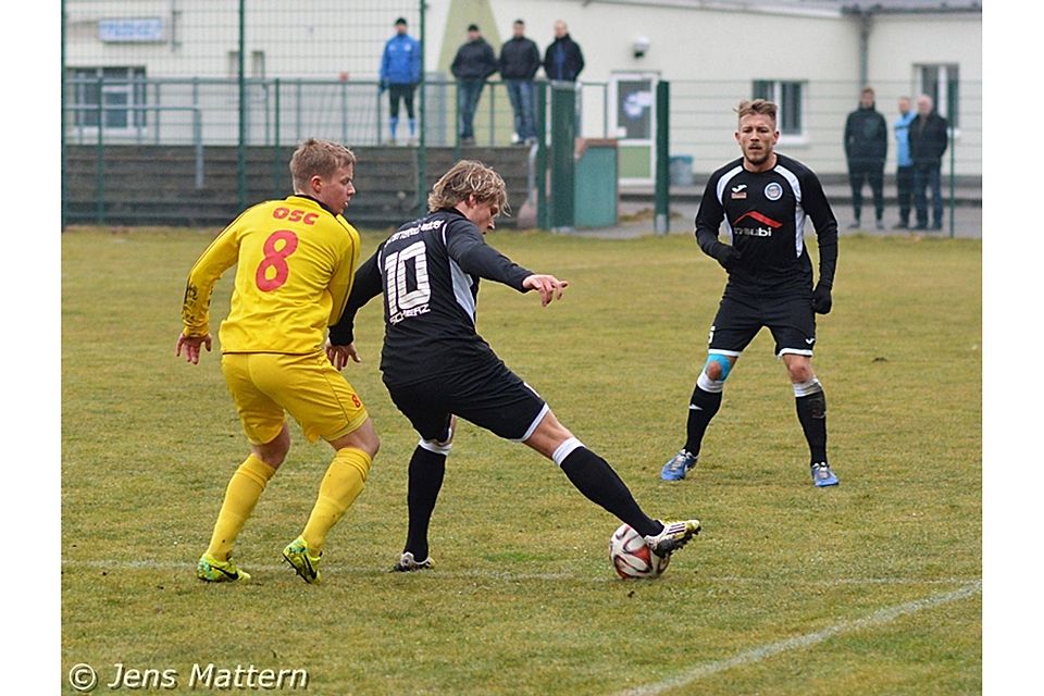 Nico Scherz (schwarz) erzielte das 2:0 gegen Oschersleben. F: Mattern
