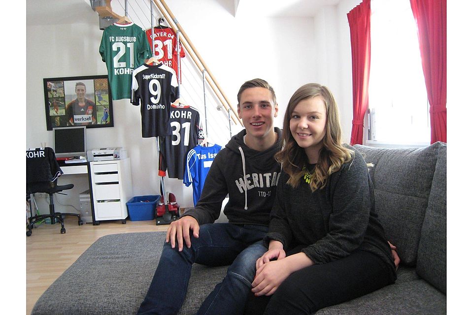 Mein Sofa, meine Trikots: Dominik Kohr mit Freundin Melissa in seiner Augsburger Wohnung. Foto: volksfreund.de/Mirko Blahak