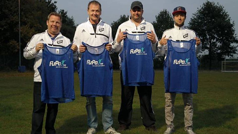 Trainer Marco Hinsch, FuPa-Vereinsverwalter Detlef Schöngraf, Trainer Jens Poppe und Spieler Daniel Luther