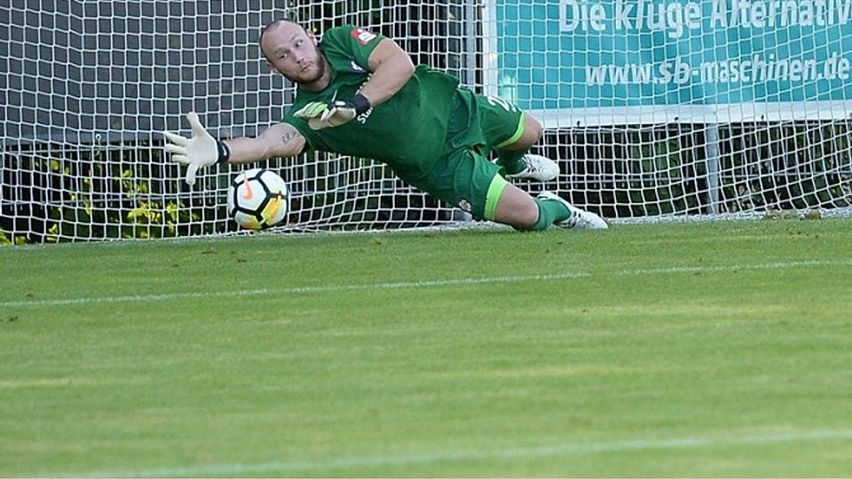 Er hat es schon wieder getan: Nöttingens Torhüter Andreas Dups hält im zweiten Oberliga-Spiel gegen die TSG Backnang bereits seinen dritten Elfmeter.