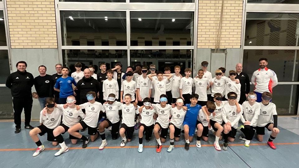 Gruppenbild bei besonderer Einheit mit Marcel Heim (hintere Reihe, 2. von links).