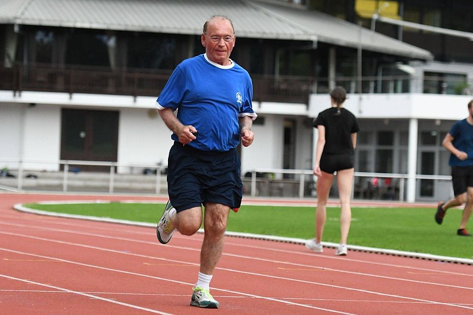 Heinz Galonska ist auch mit 77 Jahren noch topfit. Hier besteht er die Schiedsrichter-Laufprüfung im Jahr 2019.